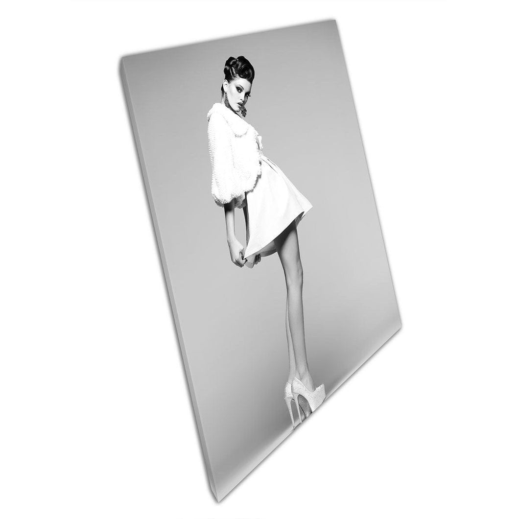 Mooie vrouw met lange benen in hoge hakken zwart -witte mode fotografie muurkunst print op canvas gemonteerde canvas print