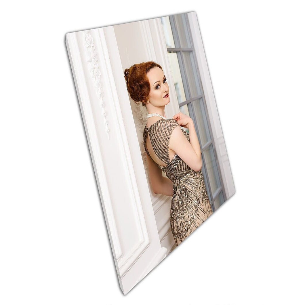 Mooie jonge vrouw in glamourous art deco 1920 stijl kostuum muur kunstprint op canvas gemonteerde canvas print