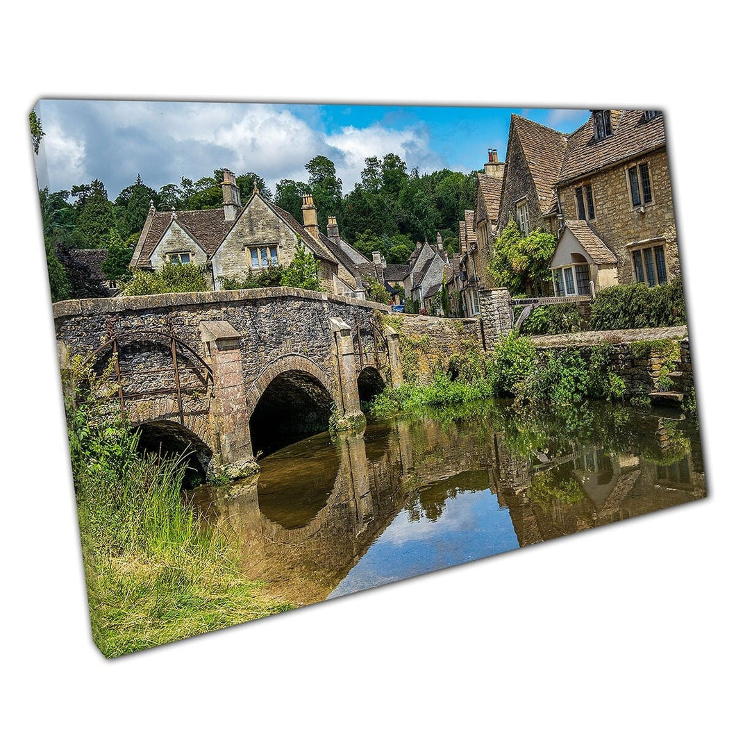 Blauwe heldere luchten boven Cotswold Village Castle Combe Engeland Wall Art Print op canvas gemonteerde canvas print