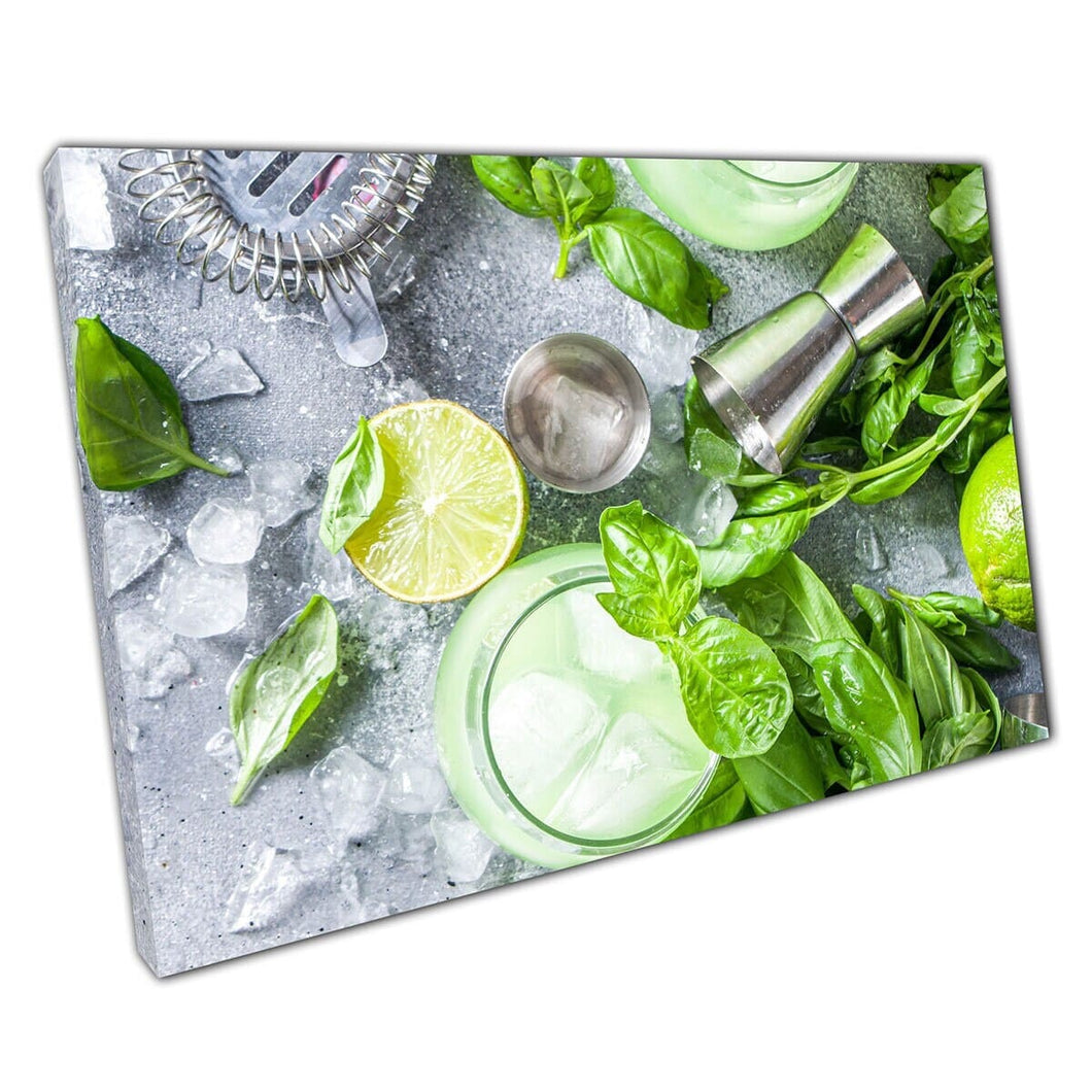 Verse basilicumblaadjes met pittige rijpe limoenen en glazen van gin gebaseerde cocktails bar drink muur art print op canvas gemonteerde canvas print
