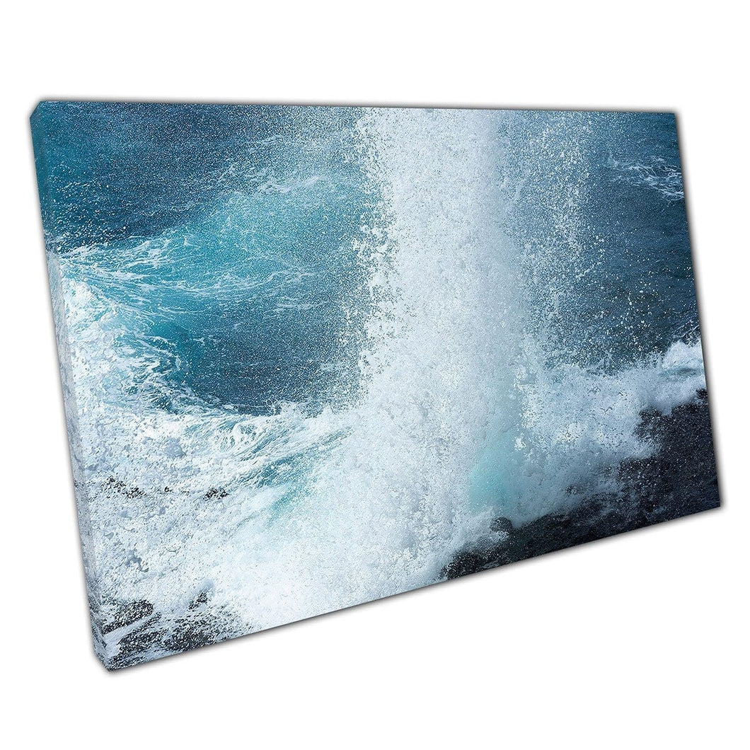 Dramatische scheutje golven die botsen tegen elkaar in botsen met kustrotsen Stormy zeegezzz. Wall Art Print op canvas gemonteerde canvas print
