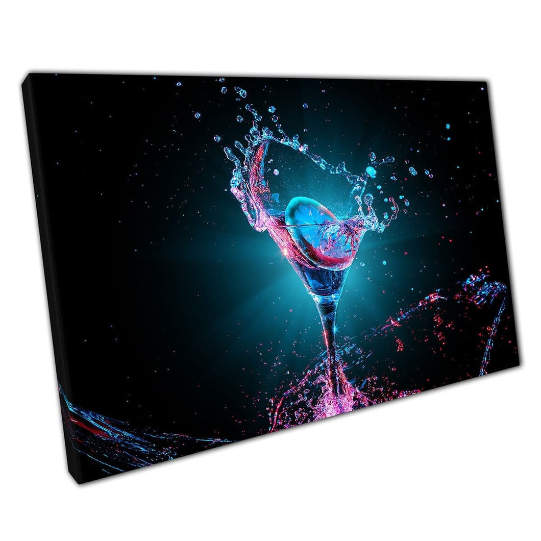 Kleurrijk cocktailglas met citroen die morsen en spatten onder blauwe en roze lichten Wall Art Print op canvas gemonteerde canvas print