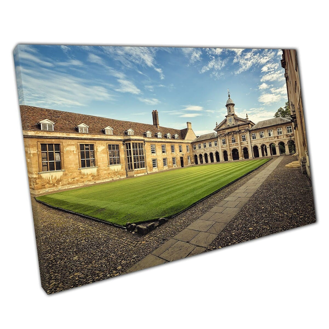 Blauwe luchten over Emmanuel Collage Cambridge Wall Art Print op canvas gemonteerde canvas print