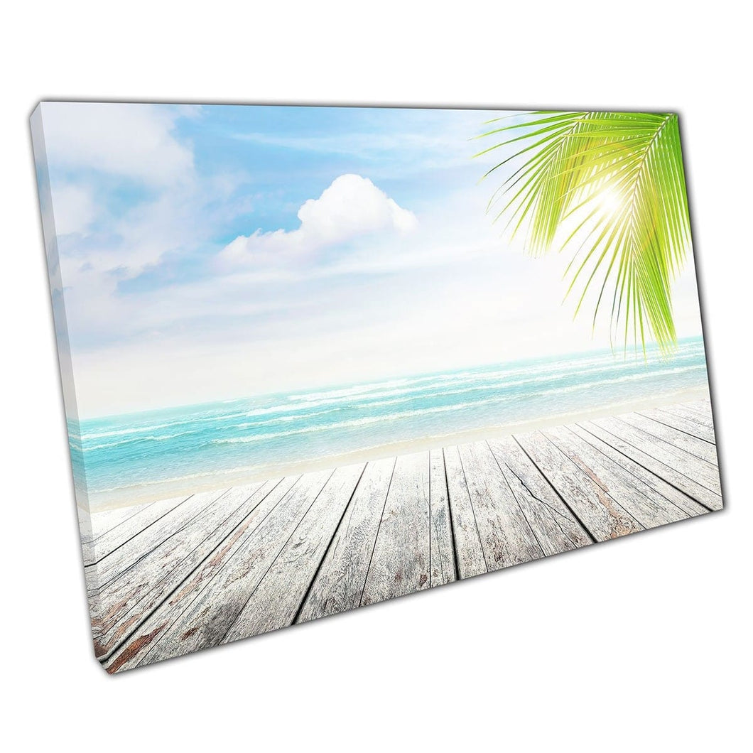 Passerella in legno sopra la spiaggia sabbiosa bianca con vista sulla stampa di arte da parete estiva marina blu.