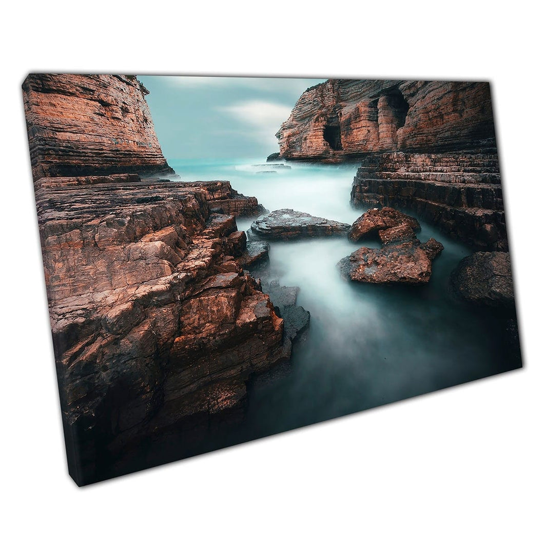 Vista misteriosa del paesaggio marino attraverso la faccia di scogliera naturalmente erosa Kefken Turchia Wall Art Print su tela di tela montata