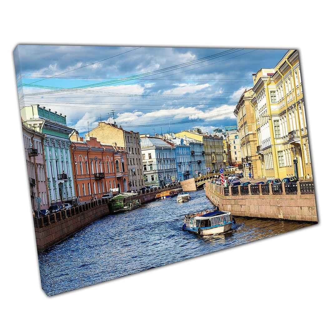Rustige smalle Moyka River dijk bekleed met huizen Saint Petersburg Rusland Wall Art Print op canvas gemonteerde canvas print