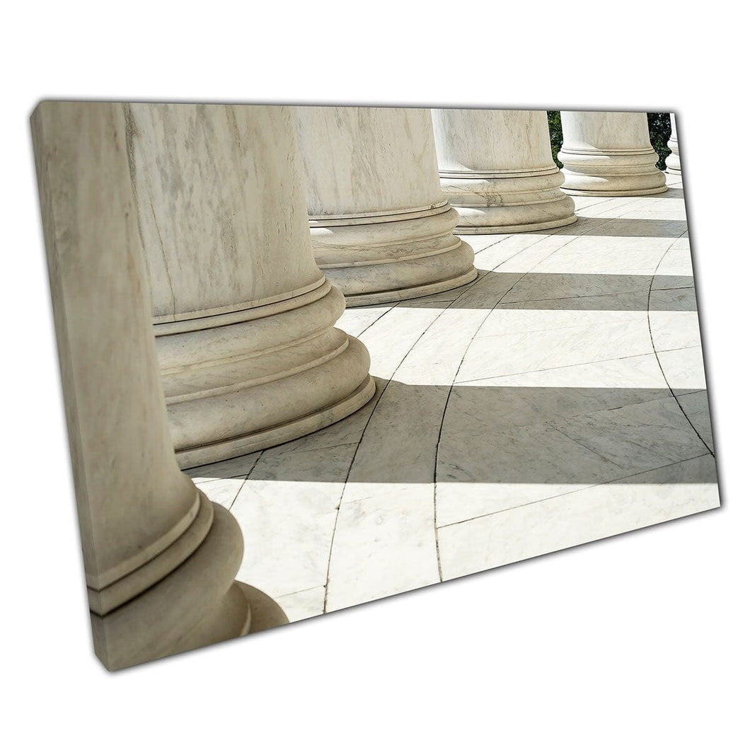 Witte marmeren neoklassieke kolommen gieten schaduwen architectuur muur kunst print op canvas gemonteerde canvas print