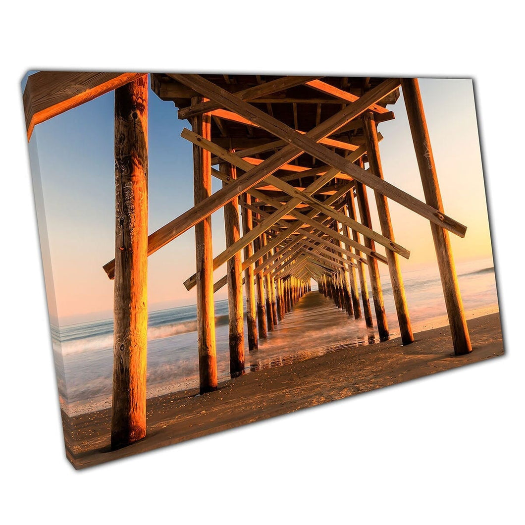 Kalmerende pastelkleurige zeegezicht uitzicht vanaf onder een stevige hoge houten pier bij schemering muurkunstafdruk op canvas gemonteerde canvas print