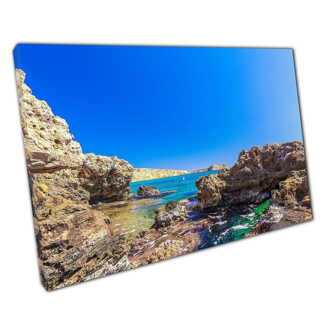 Blue Seabape kruipt door grote rotsen Hoclahoura Beach Leipsoi Island Griekenland Wall Art Print op canvas gemonteerde canvas print