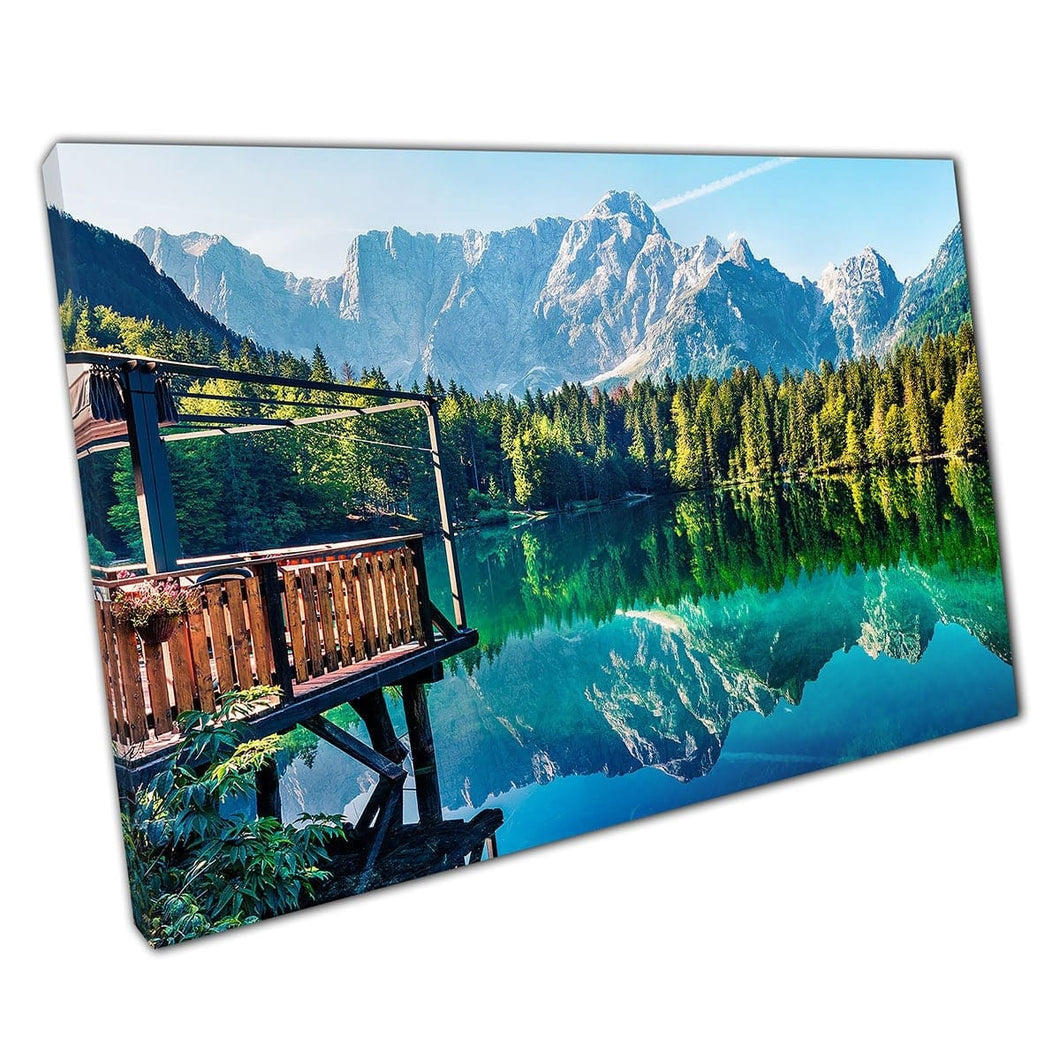 Gezellige pier met uitzicht op Fusine Lake Julian Alpen Mangart Peak Province van Udine Italië Wall Art Print op canvas gemonteerde canvas print