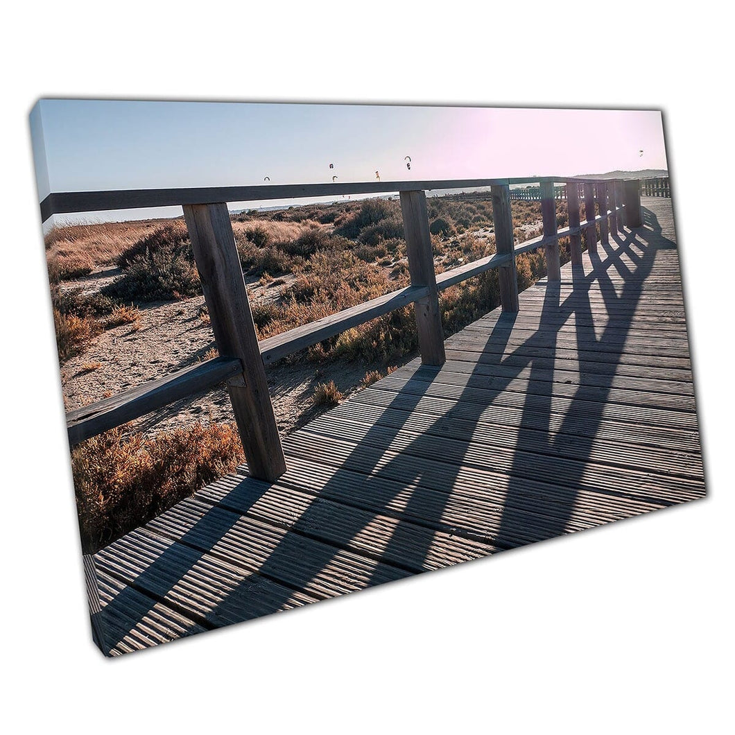 Stevige houten pier die leidt naar een vlieger surfer gevulde strand zeegehanen strand sport muur kunstprint op canvas gemonteerde canvas print