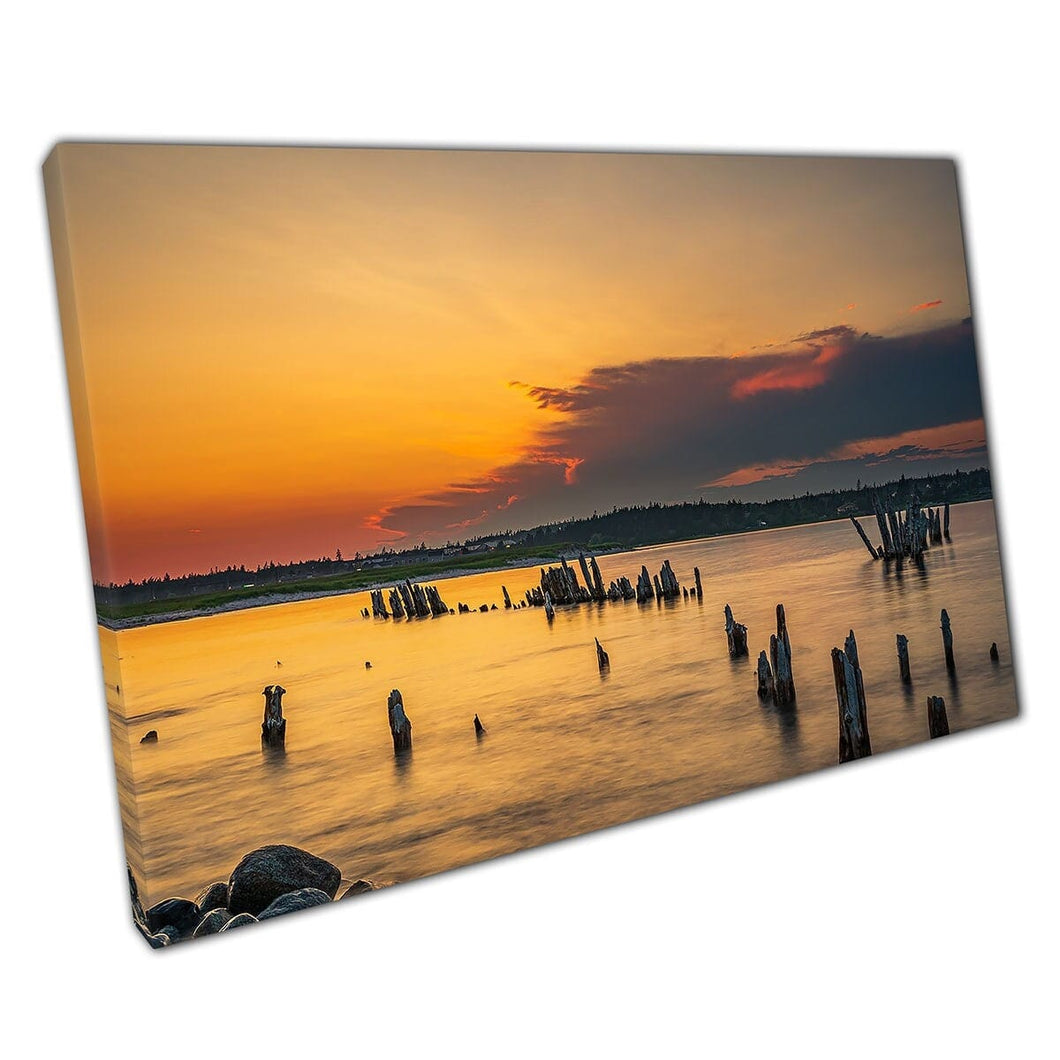 Coole zomer zonsondergang zeegezzels over verweerde houten ruïnes boven de kustwand kunstprint op canvas gemonteerde canvas print
