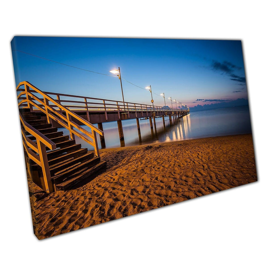 Coole kalmerende blauwe zonsopgang over een uitgestrekt strandpier zeegezicht in Mechekinki Polen Wall Art Print op canvas gemonteerde canvas print