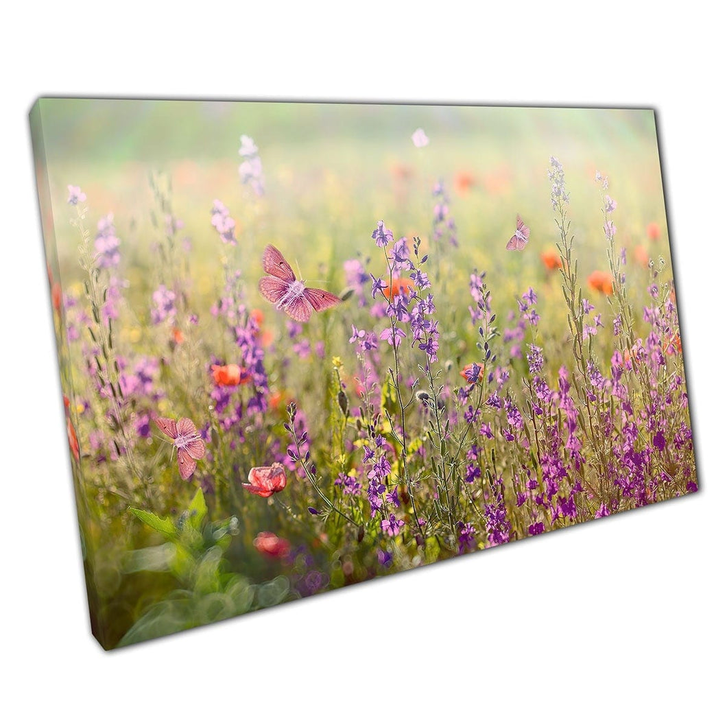 Vlinder in roze paarse veerbloemweide muurkunst print op canvas gemonteerde canvas print