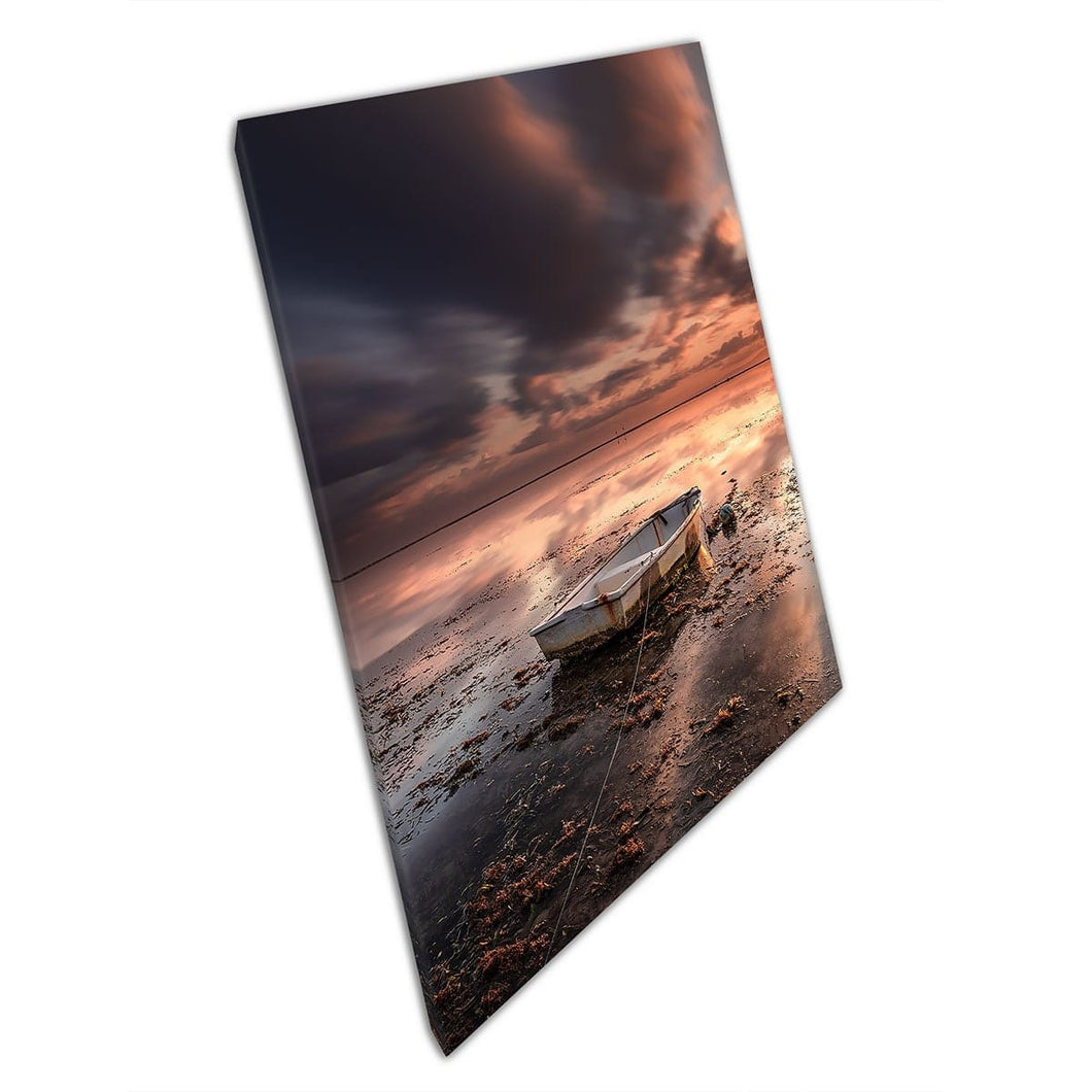Old Fisherman Boat che galleggia con calma nel paesaggio marino a bassa marea a Sunrise Soft Focus Wall Art Print su tela Monted Tela Stampa