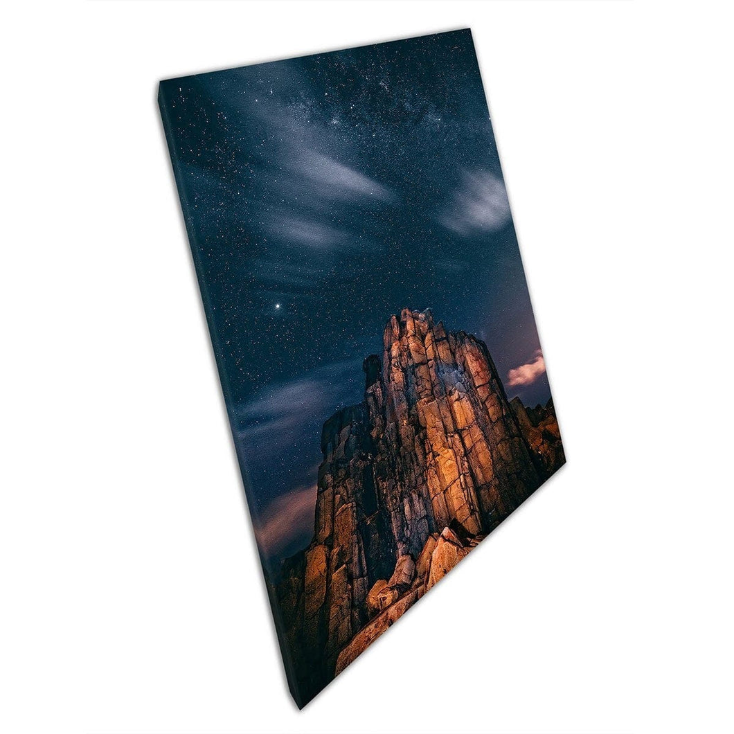 Ongewone rotsformatie onder sterrenheme Galaxy Night Sky Exploration Wall Art Print op canvas gemonteerde canvas print