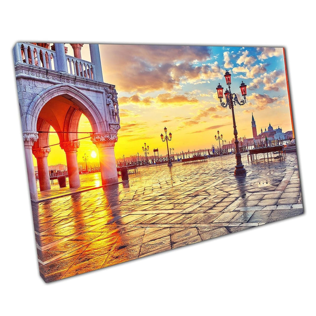Prachtige warme stadsgezicht zonsopgang over een vochtige Piazza San Marco Venice Italië Tourism Wall Art Print op canvas gemonteerde canvas print