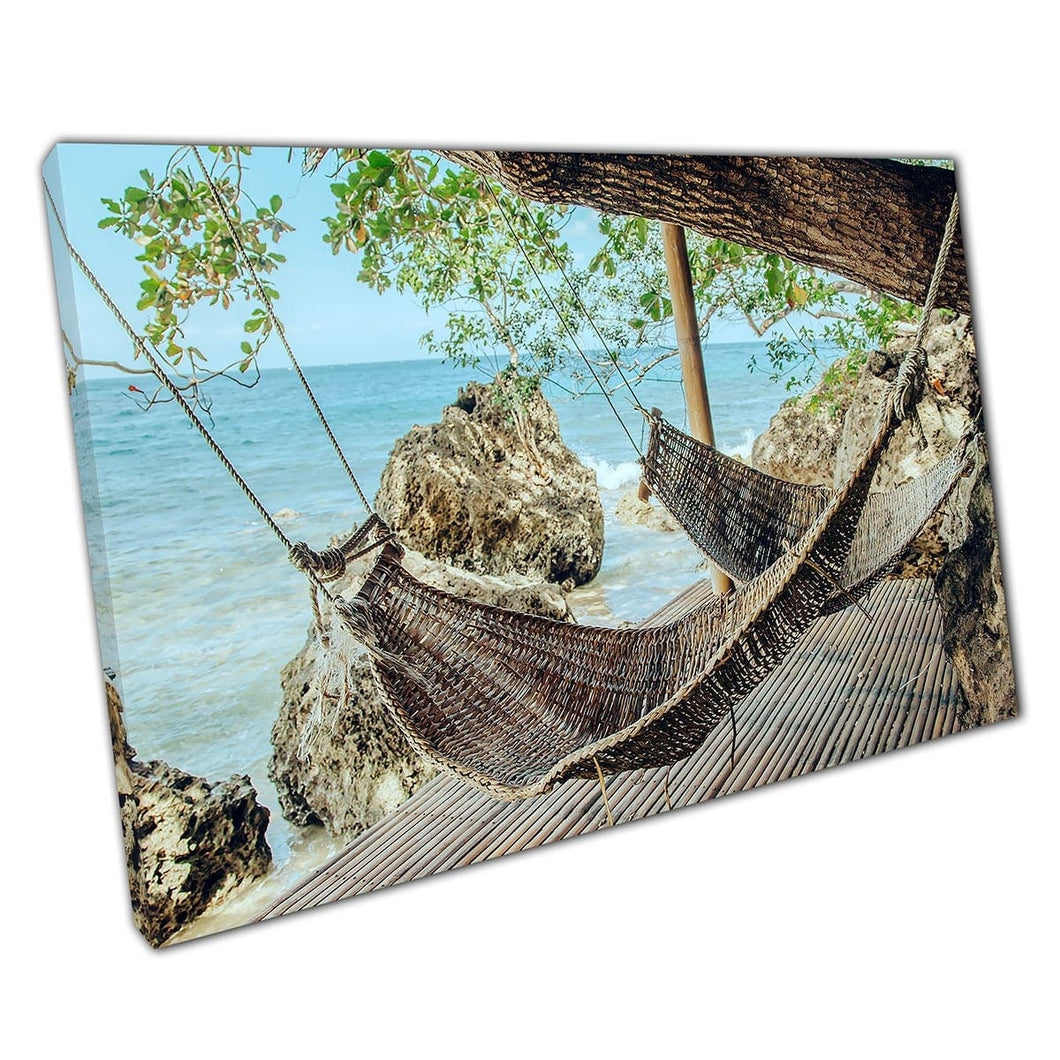 Twee strohangmatten vastgebonden aan bomen over een tropisch strandpatio op een warme zonnige dag kunst aan de muur op canvas gemonteerde canvas print