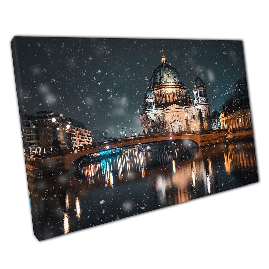 Berlijnse kathedraal over Spree River op een koude wintersavond tijdens zware sneeuwval wall art print op canvas gemonteerde canvas print