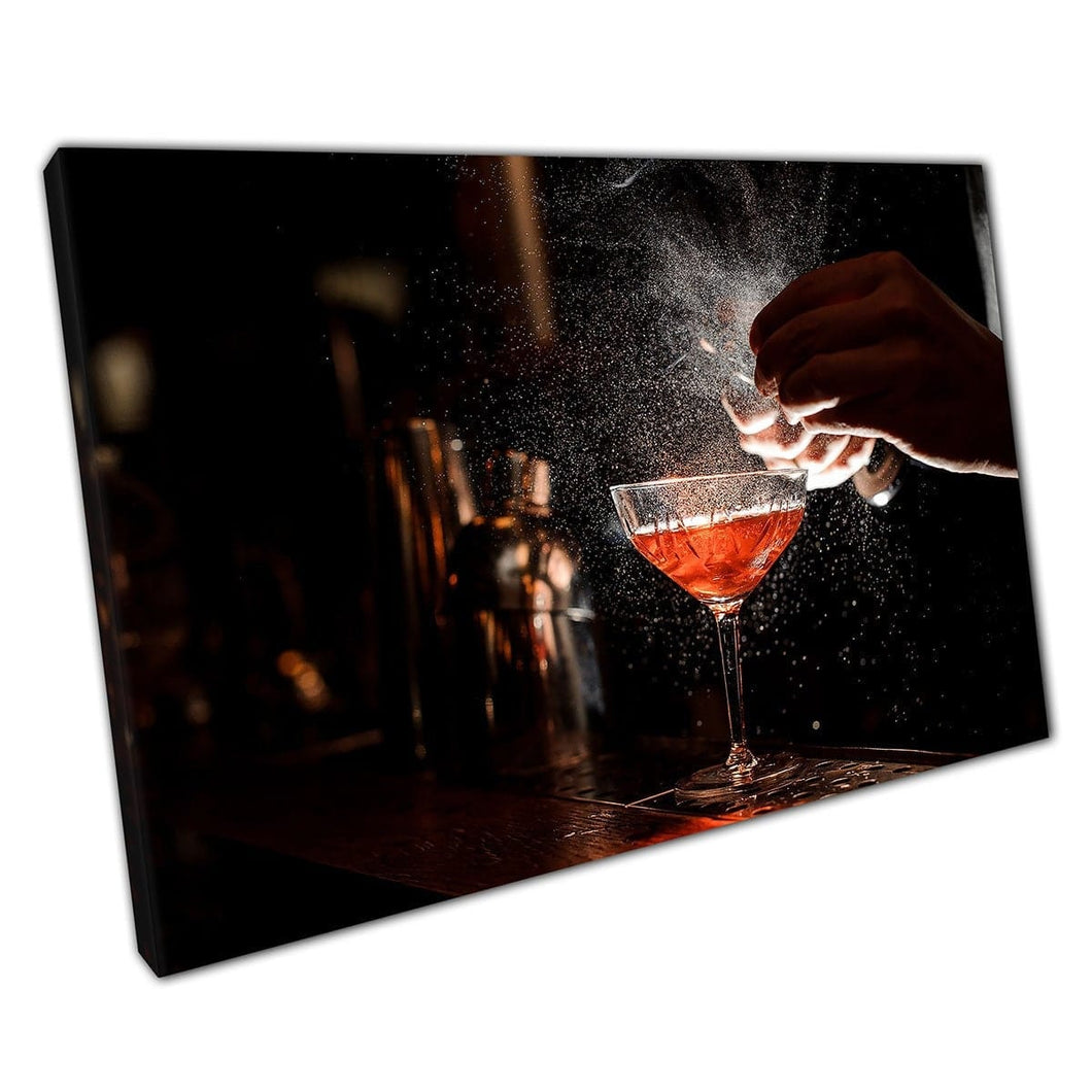Dramatisch uitzicht op Barman Making a Cocktail Wall Art Print op canvas gemonteerde canvas print