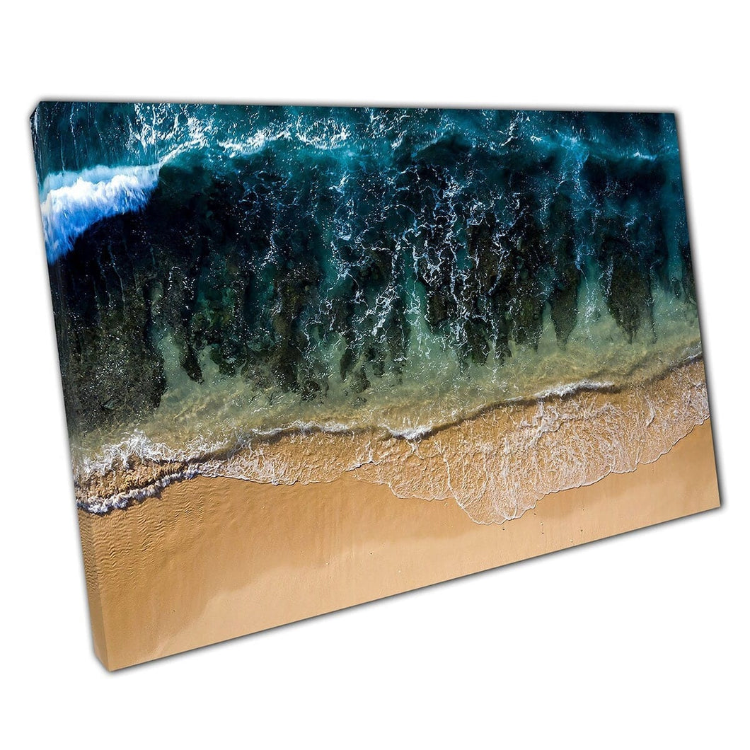 Splendimento della vista aerea delle onde del paesaggio marino che si schiantano sulla costa sabbiosa di Bali Indonesia Wall Art Stampa su tela di tela montata