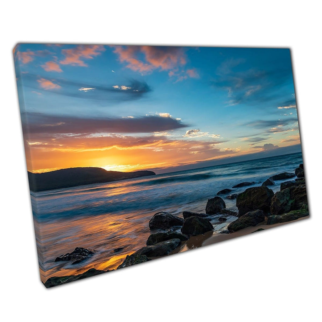Bewolkte zonsopgang kalmerende oranje blauw zeegezitter killcare strand Central Coast Australia Wall Art Print op canvas gemonteerde canvas print
