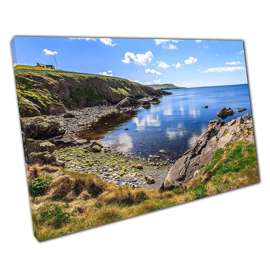 Grassy Cliffs en Rocky Shore Lerwick Shetland Scotland UK Wall Art Print op canvas gemonteerde canvas print
