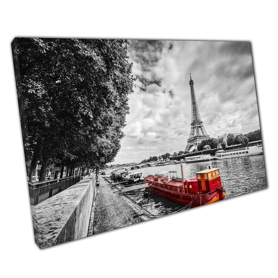 Eiffeltoren die hoog staat boven een felrood schip op de rivier de Seine Photography Wall Art Print op canvas gemonteerde canvas print