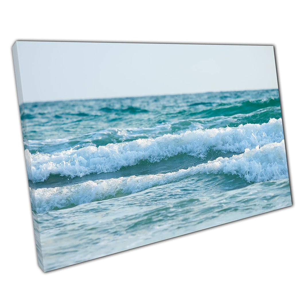 Paesaggio blu turchese pieno di onde con la stampa di arte da parete in schiuma di mare che raccoglie la stampa di tela montata in tela