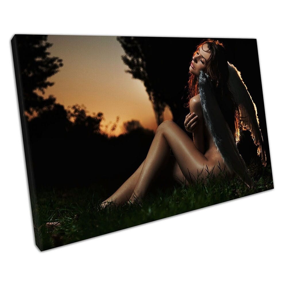 Jonge mooie dame engel met vleugels zonsondergang bos klaar om muurwand te hangen print gemonteerde canvas print