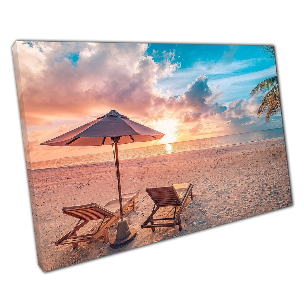 Sun Loungers en paraplu op ontspannend strand onder kalmerende zonsondergang Wall Art Print op canvas gemonteerde canvas print