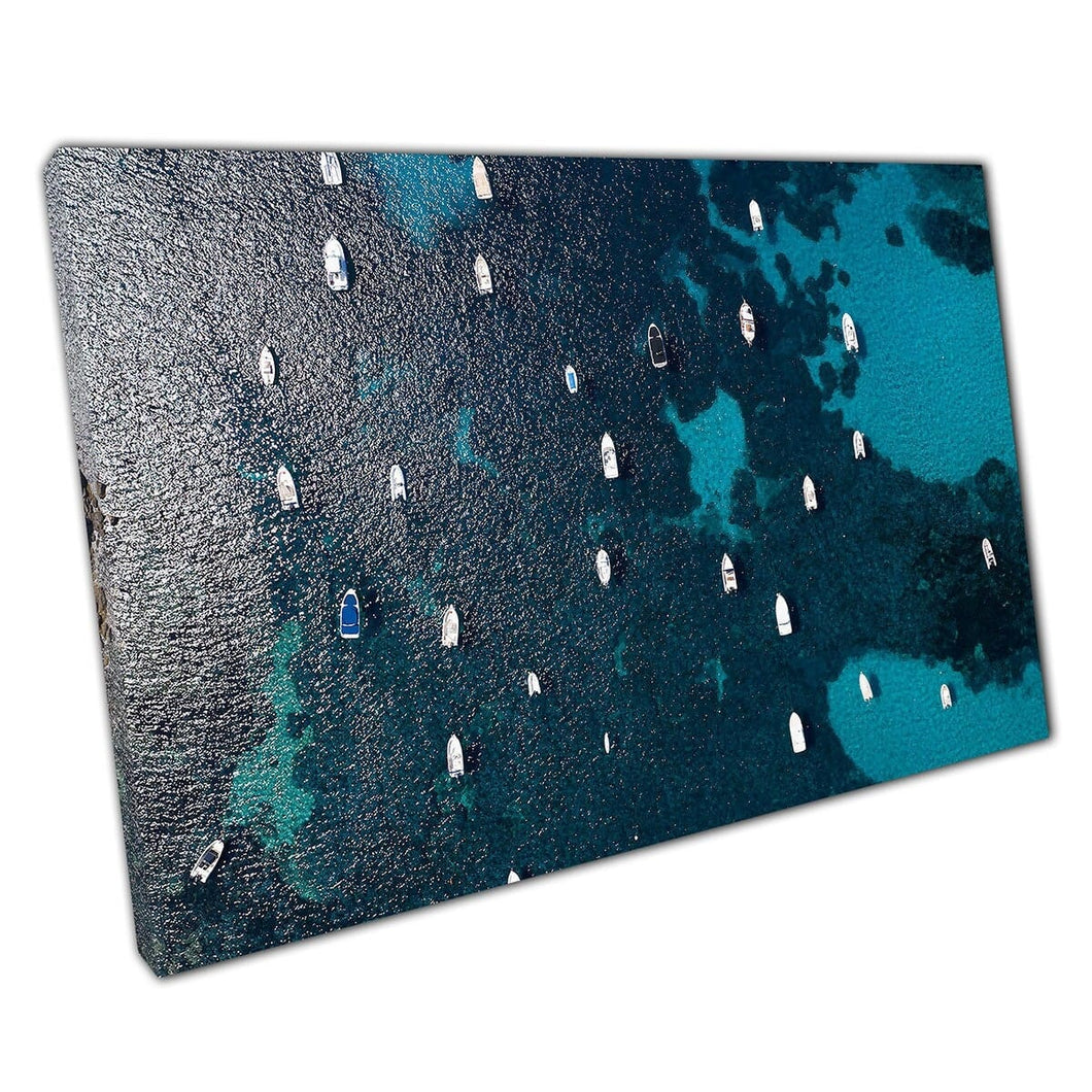 Clear Azure Aerial Boat gevulde zeegezitter rond Sant Elm en Dragonera Island Wall Art Print op canvas gemonteerde canvas print