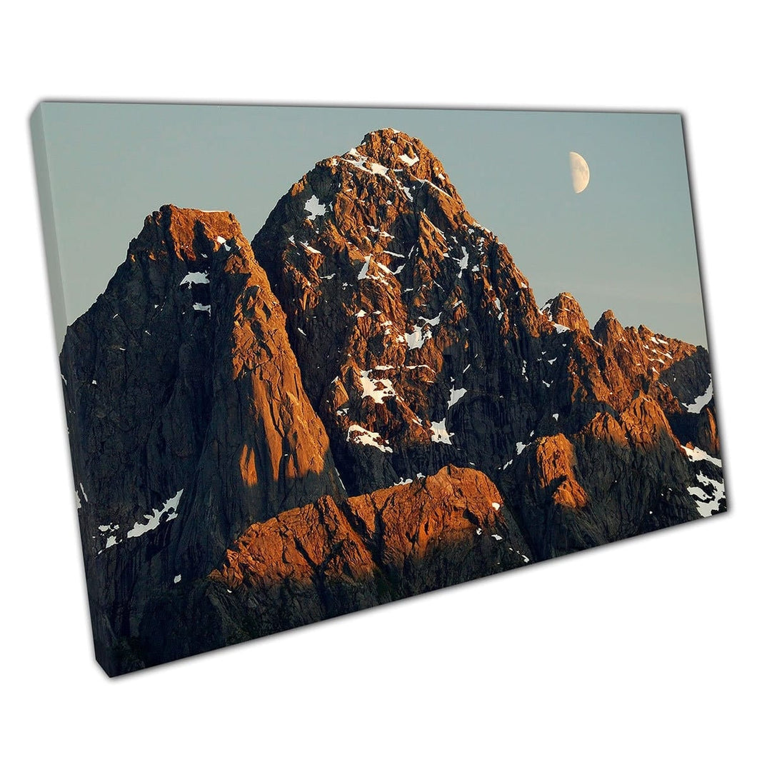 Halve maan in de verte over grote besneeuwde bergtop bij Svolvaer Lofoten Noorwand Wall Art Print op canvas gemonteerde canvas print